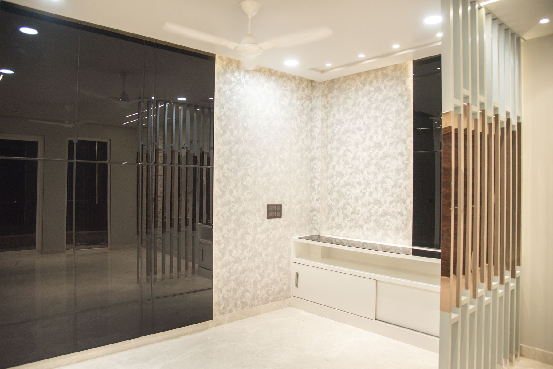 Drawing room with high-gloss wardrobe wall and wooden partition