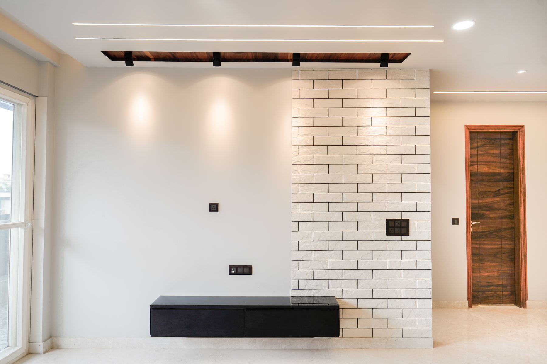 Living room with brick-texture feature wall, profile lighting and wooden ceiling detail